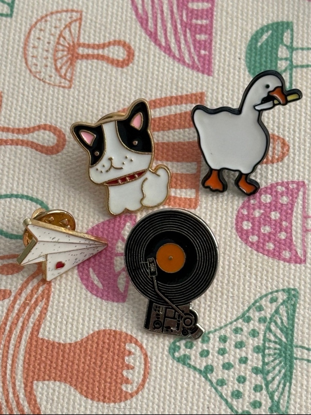 Assorted Pins Brooches 4 Pcs Duck,dog,paper Airplane, Vinyl Disc Player NEW!